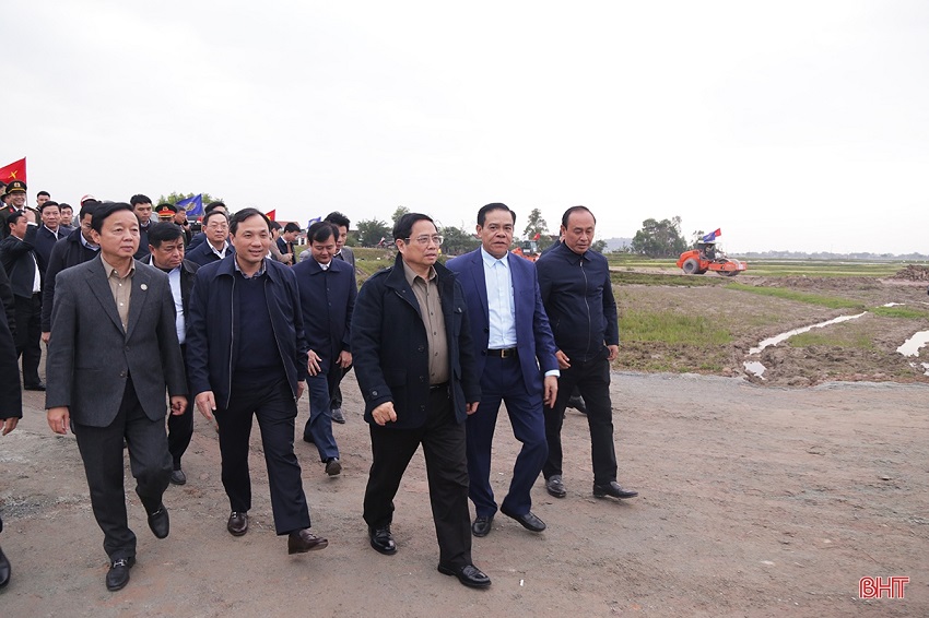 Thủ tướng Chính phủ Phạm Minh Chính thị sát công trường cao tốc Bắc - Nam qua Hà Tĩnh