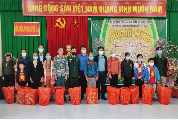 Kết nối, tổ chức chương trình “Xuân biên phòng ấm lòng dân bản” tại xã Phú Gia, huyện Hương Khê