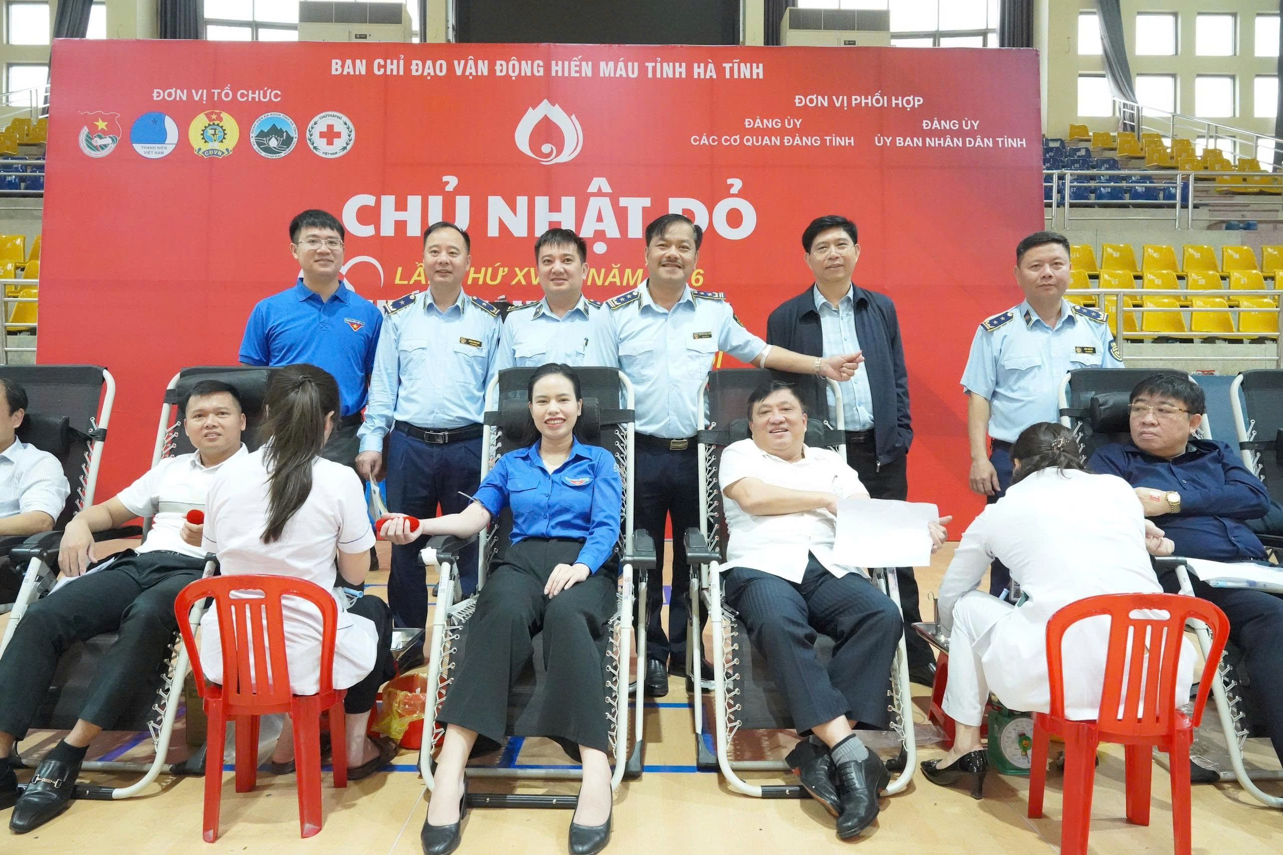 Chi cục Quản lý thị trường tỉnh Hà Tĩnh tham gia chương trình “Chủ nhật đỏ”, trao quà tết cho Hội người mù - Lan tỏa tinh thần tương thân tương ái