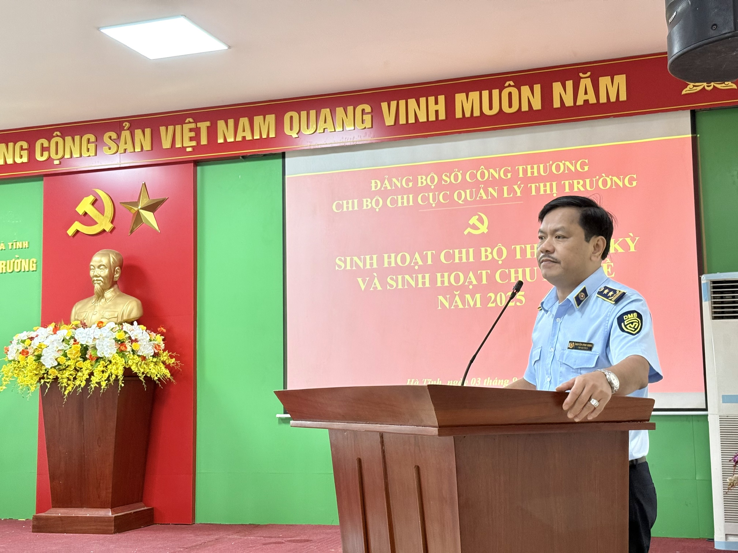 Chi bộ Chi cục Quản lý thị trường tổ chức sinh hoạt chuyên đề Xây dựng hình ảnh công chức liêm chính, bản lĩnh, chuyên nghiệp