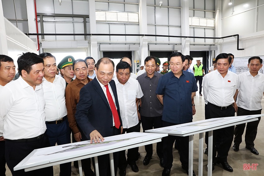 Chủ tịch Quốc hội Vương Đình Huệ kiểm tra sản xuất tại Khu kinh tế Vũng Áng