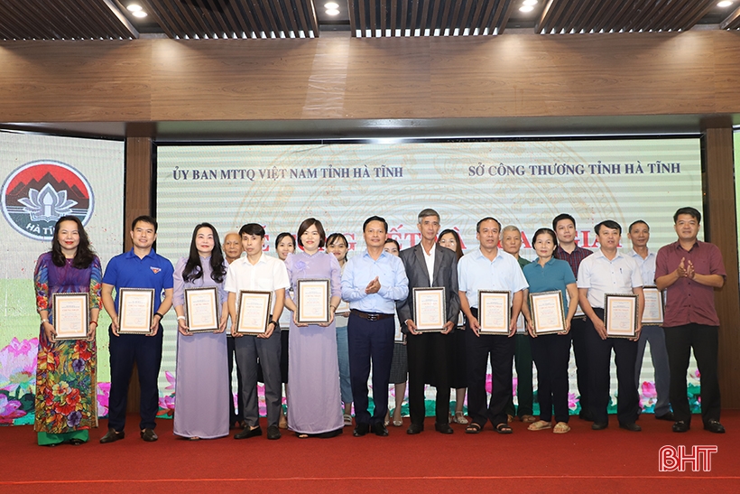 Ban Tổ chức cuộc thi trực tuyến tìm hiểu về cuộc vận động “Người Việt Nam ưu tiên dùng hàng Việt Nam” tại Hà Tĩnh đã trao 21 giải cho các tập thể, cá nhân có thành tích.