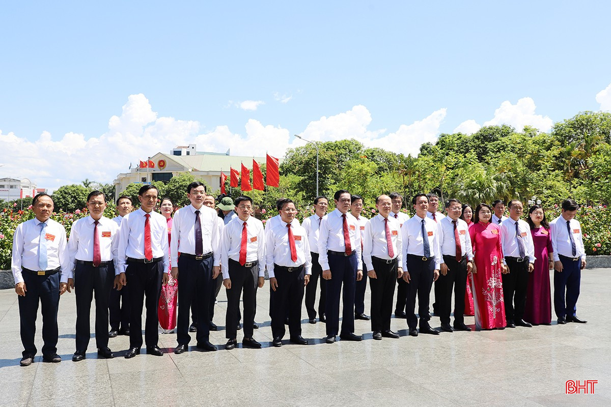 Đoàn đại biểu Đảng bộ UBND tỉnh Hà Tĩnh báo công dâng Bác trước thềm đại hội