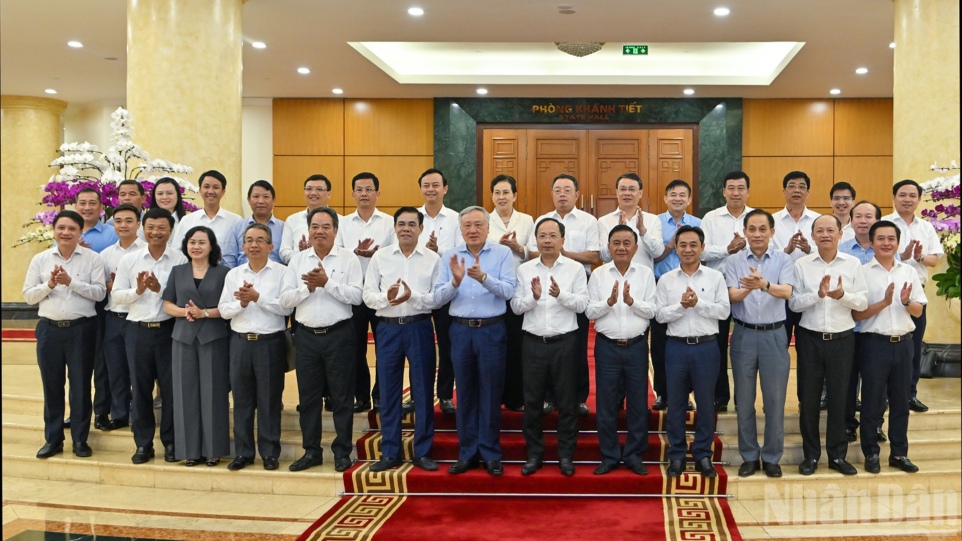 Thường trực Ban Bí thư Trần Cẩm Tú và các đại biểu cùng các đồng chí trong Ban Thường vụ Tỉnh ủy Hà Tĩnh