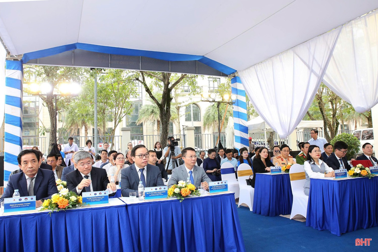 Tập đoàn Vingroup hỗ trợ Hà Tĩnh 15 xe cứu thương với trang thiết bị hiện đại