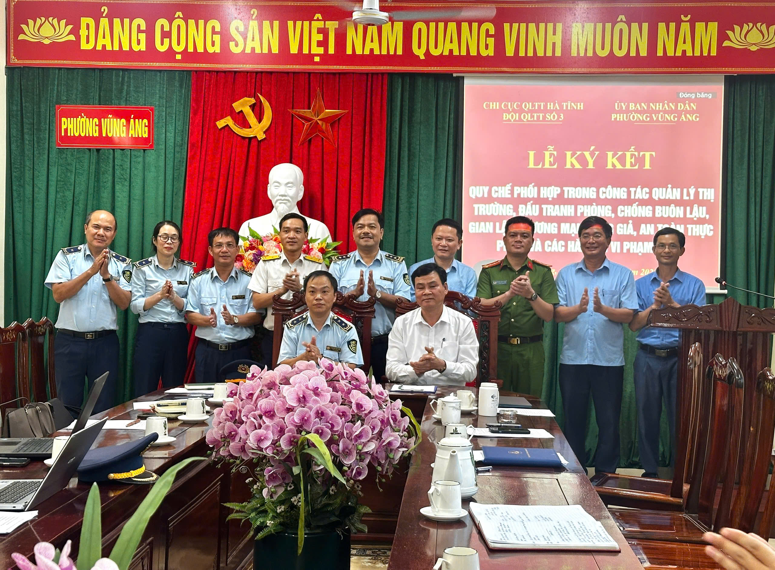 Đội QLTT số 3 và UBND phường Vũng Áng ký Quy chế phối hợp trong công tác quản lý thị trường, đấu tranh phòng, chống buôn lậu, gian lận thương mại, hàng giả và các hành vi vi phạm khác trên địa bàn