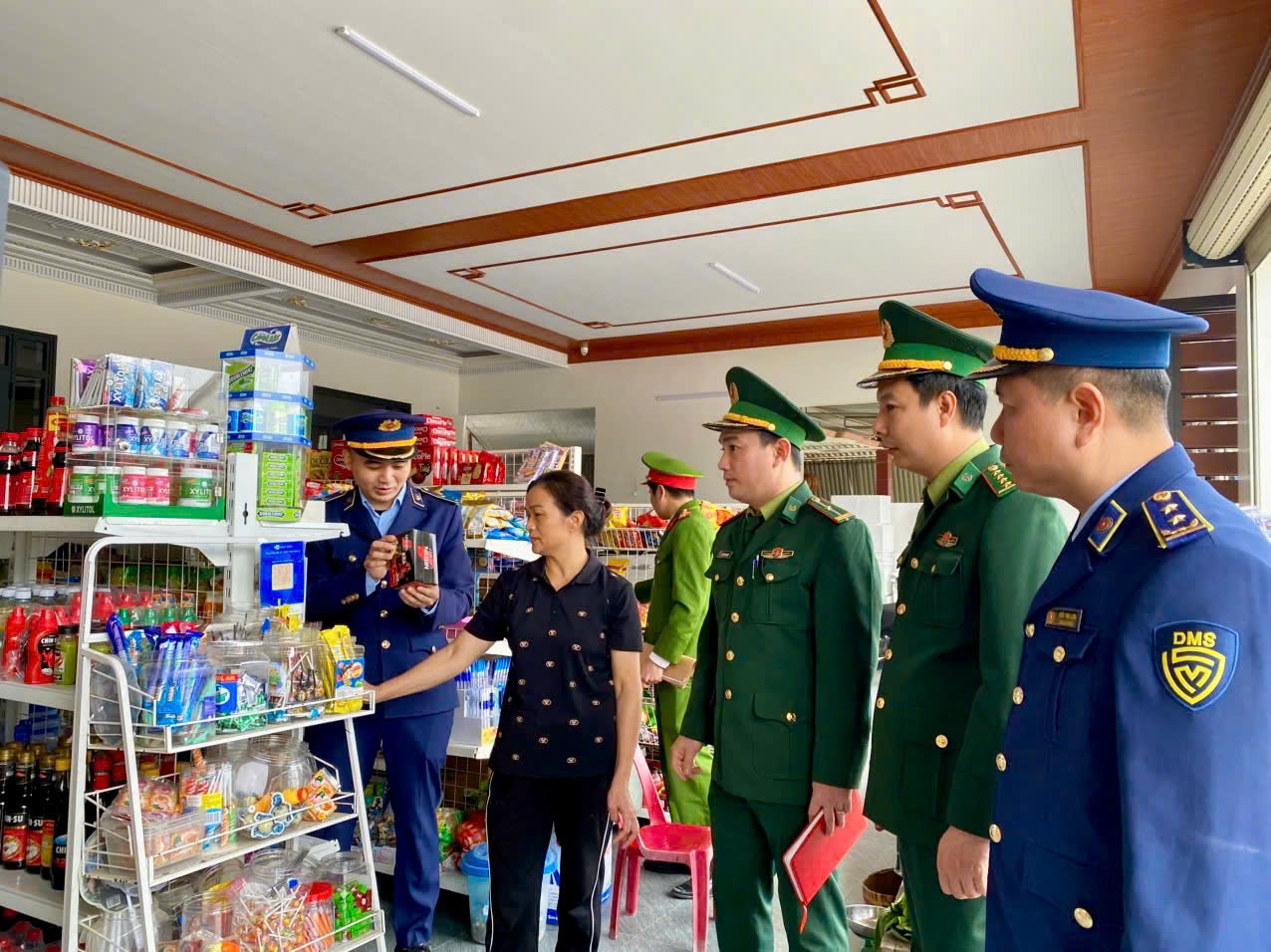 Đội Quản lý thị trường số 2 - Chi cục QLTT tỉnh Hà Tĩnh: Tuyên truyền nâng cao nhận thức, ý thức chấp hành pháp luật trong kinh doanh mua bán hàng hóa cho bà con vùng biên giới