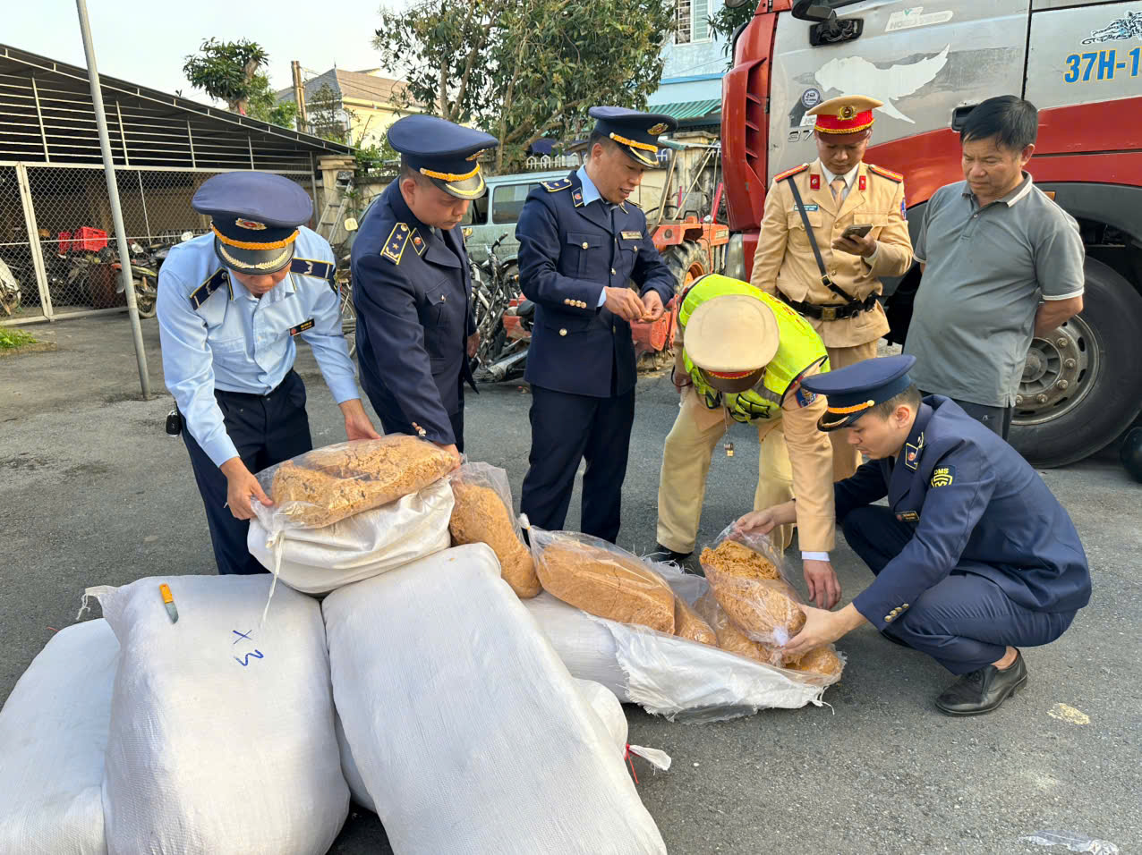 Hà Tĩnh: Phát hiện, tiêu hủy 300kg chà bông không rõ nguồn gốc xuất xứ