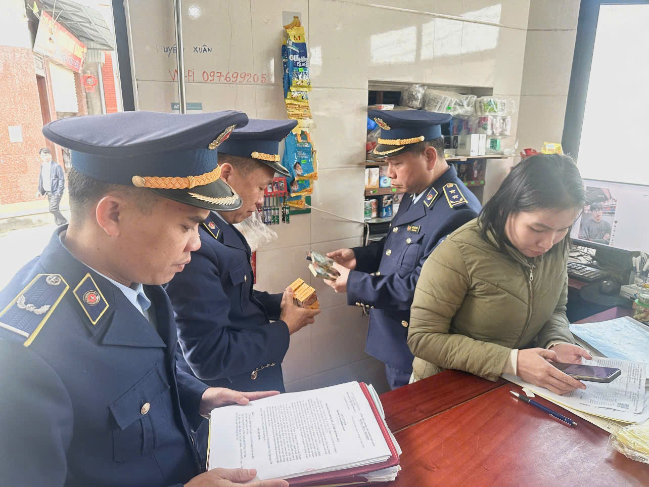 Đội Quản lý thị trường số 2 xử phạt 12,5 triệu đồng đối với cơ sở kinh doanh thuốc lá không có giấy phép