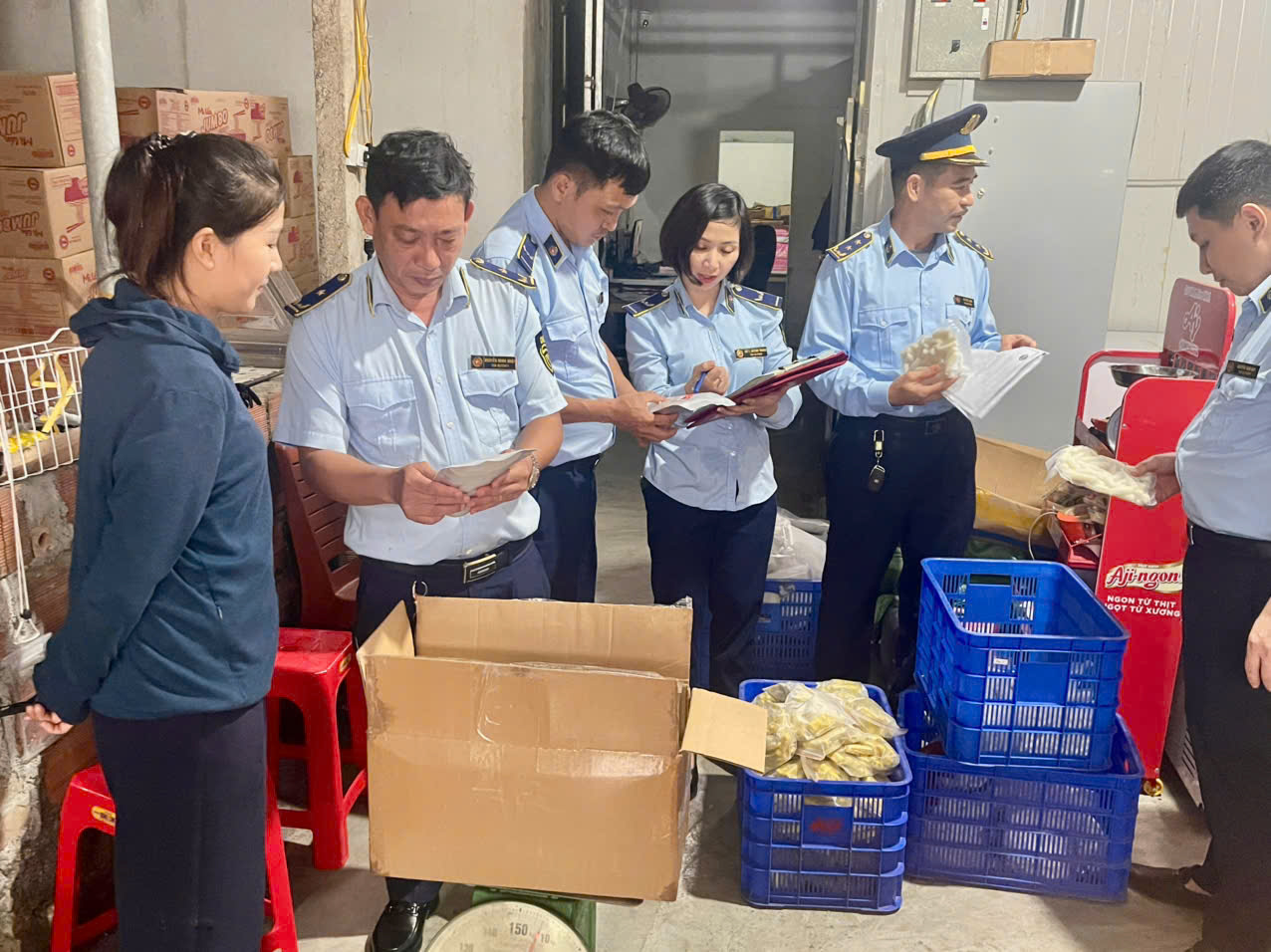 Đội Quản lý thị trường số 1 xử lý vụ kinh doanh thực phẩm không rõ nguồn gốc, buộc tiêu hủy 116 kg hàng hóa vi phạm