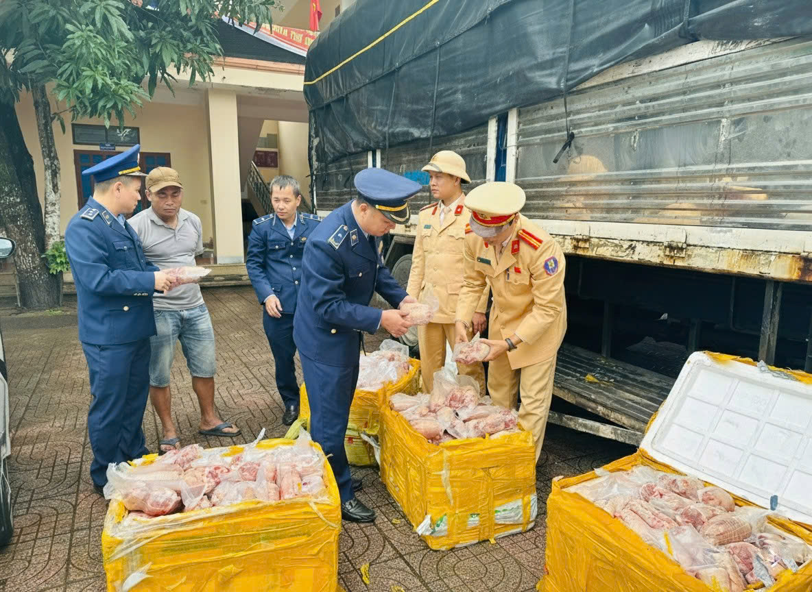 Đội Quản lý thị trường số 2: Phát hiện, buộc tiêu hủy 200 kg chân giò đông lạnh không rõ nguồn gốc xuất xứ, đang bốc mùi hôi thối Đội Quản lý thị trường số 2: Phát hiện, buộc tiêu hủy 200 kg chân giò đông lạnh không rõ nguồn gốc xuất xứ, đang bốc mùi hôi thối