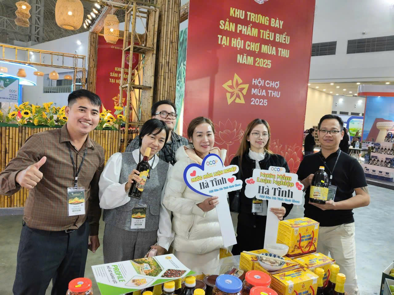 Đặc sản Hà Tĩnh chinh phục người tiêu dùng Thủ đô tại Hội chợ Mùa thu 2025 lần thứ nhất Đặc sản Hà Tĩnh chinh phục người tiêu dùng Thủ đô tại Hội chợ Mùa thu 2025 lần thứ nhất