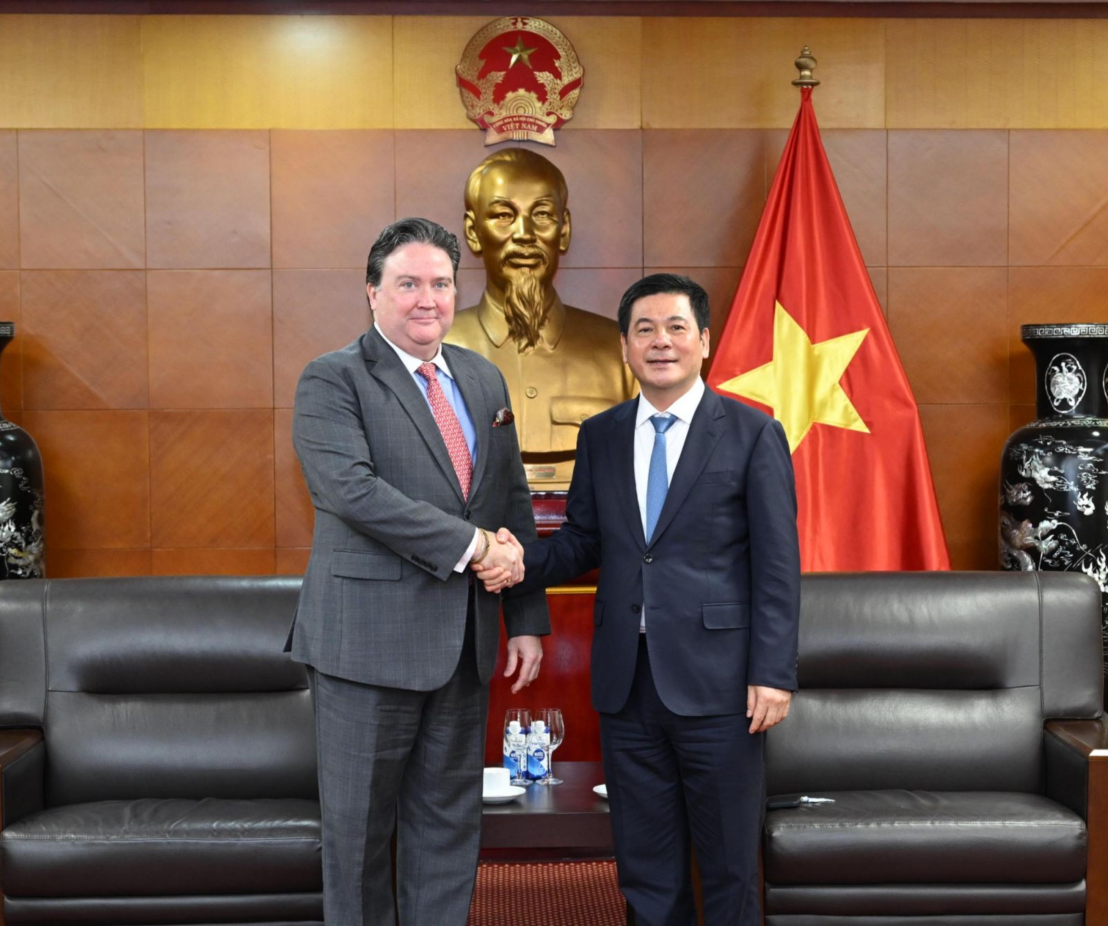 Bộ trưởng Bộ Công Thương, Trưởng Đoàn đàm phán Chính phủ về Thương mại với Hoa Kỳ Nguyễn Hồng Diên tiếp Ngài Marc E. Knapper, Đại sứ đặc mệnh toàn quyền Hợp chúng quốc Hoa Kỳ tại Việt Nam