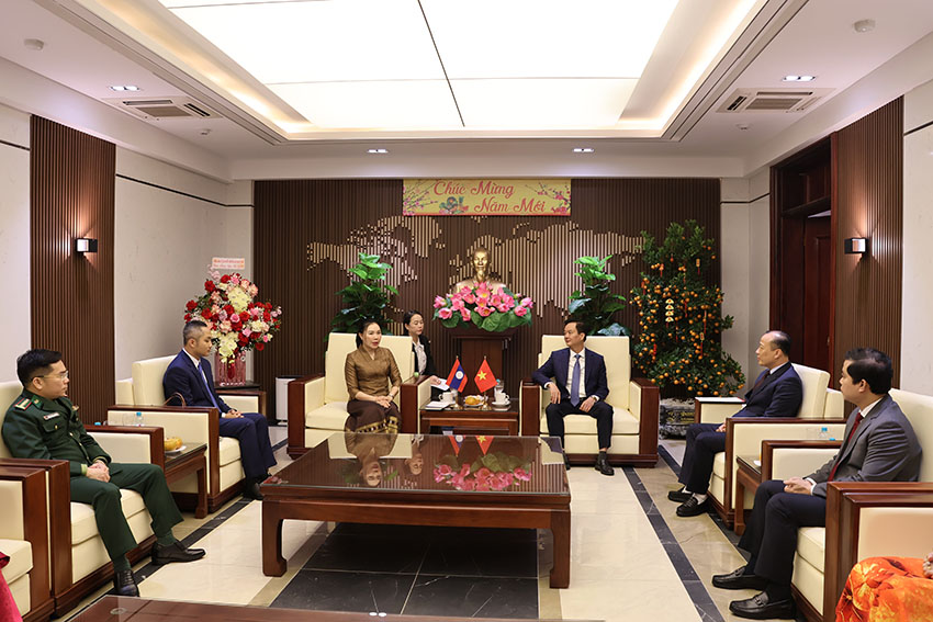 Tổng Lãnh sự nước CHDCND Lào thăm và chúc Tết Đảng bộ, Chính quyền và Nhân dân Hà Tĩnh